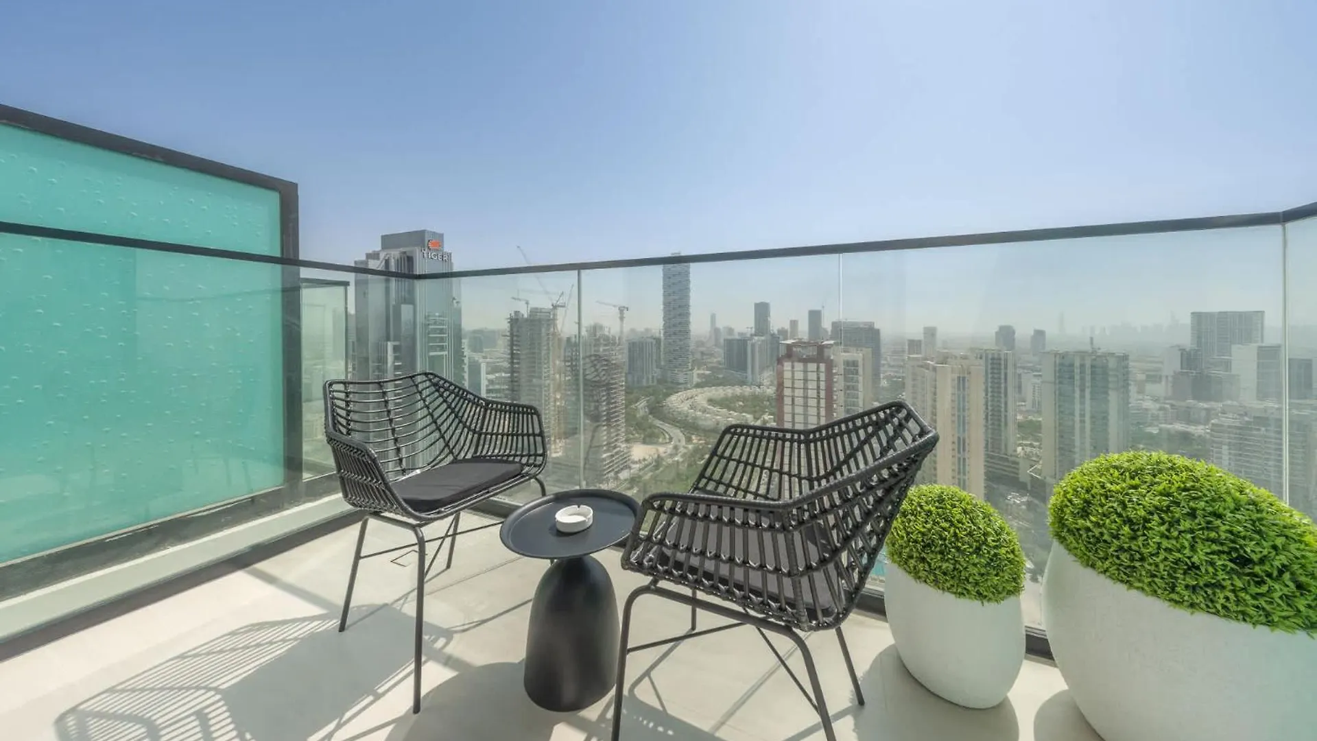 Chic Studio In Jvc Sleeps 2 With Balcony And Pool Dubaj