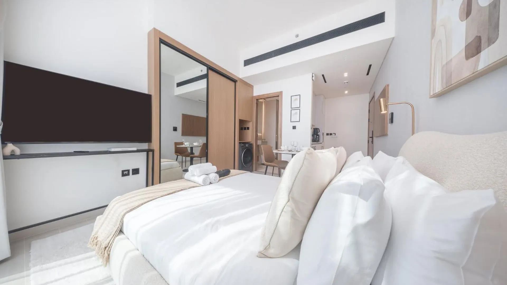 Lejlighed Chic Studio In Jvc Sleeps 2 With Balcony And Pool Dubai