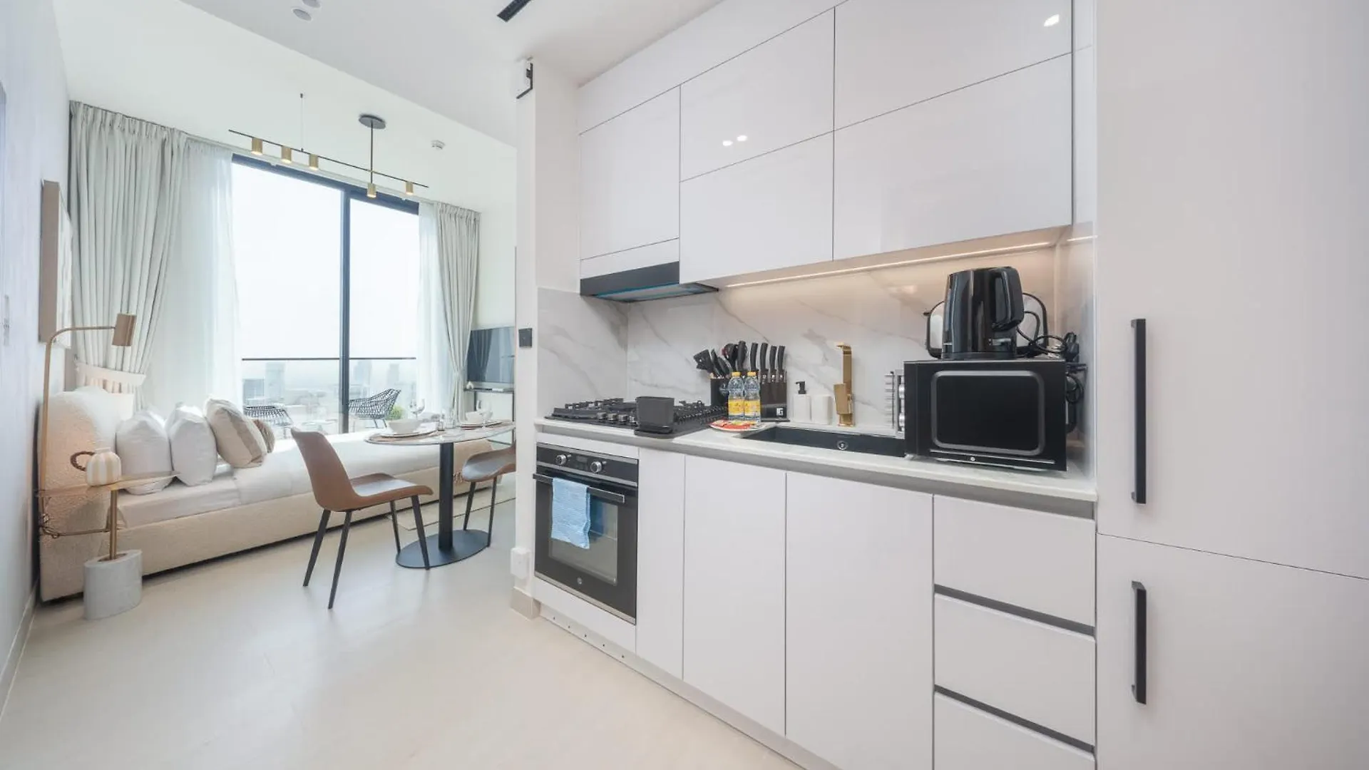 Chic Studio In Jvc Sleeps 2 With Balcony And Pool Dubai Forenede Arabiske Emirater