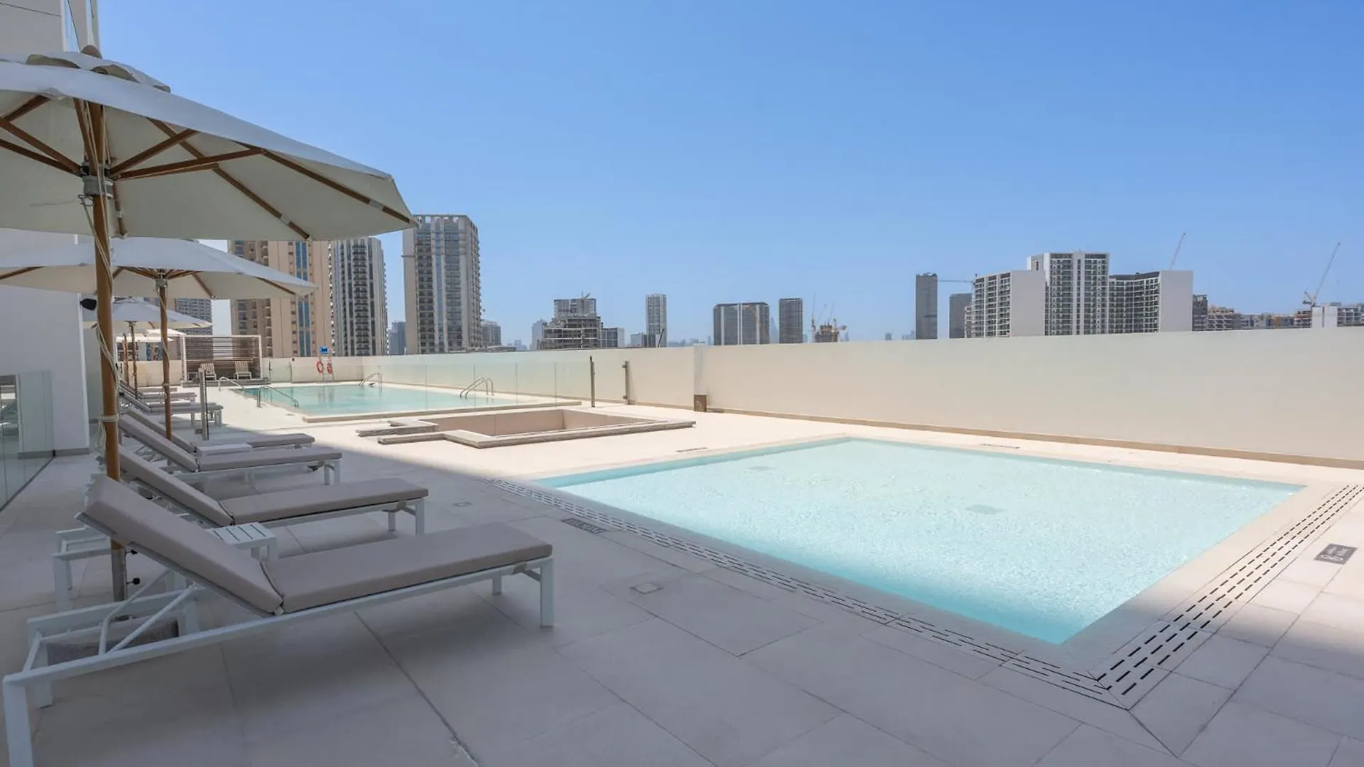 Chic Studio In Jvc Sleeps 2 With Balcony And Pool Dubai 0*,