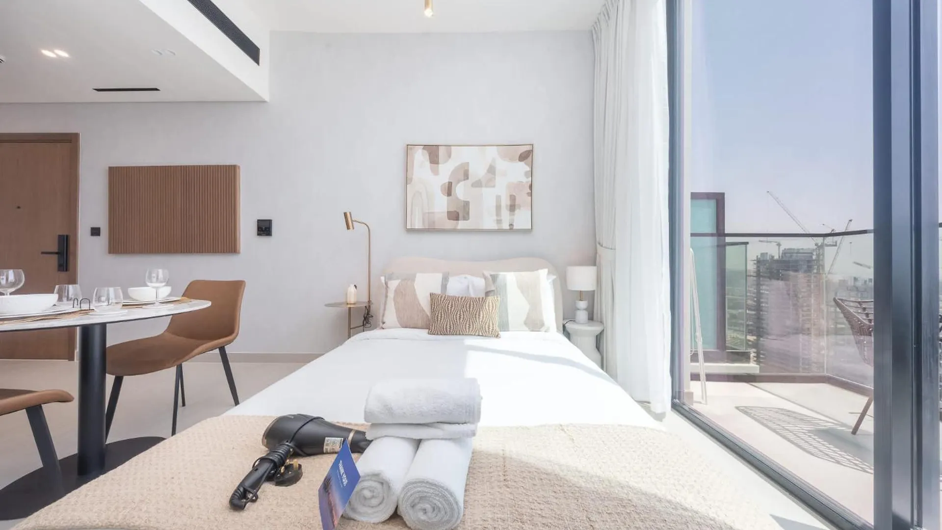 Lejlighed Chic Studio In Jvc Sleeps 2 With Balcony And Pool Dubai Forenede Arabiske Emirater